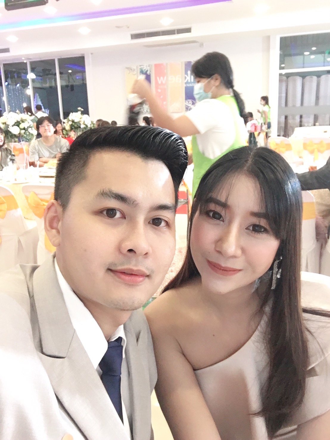 พร้อมเช่า ชุดเดรสสั้น เดรสบ่าเฉียง ผ้าดัชเชส แพทเทิร์นเนียบ ทรงสอบ ระบายบ่า สองชั้น สีทอง