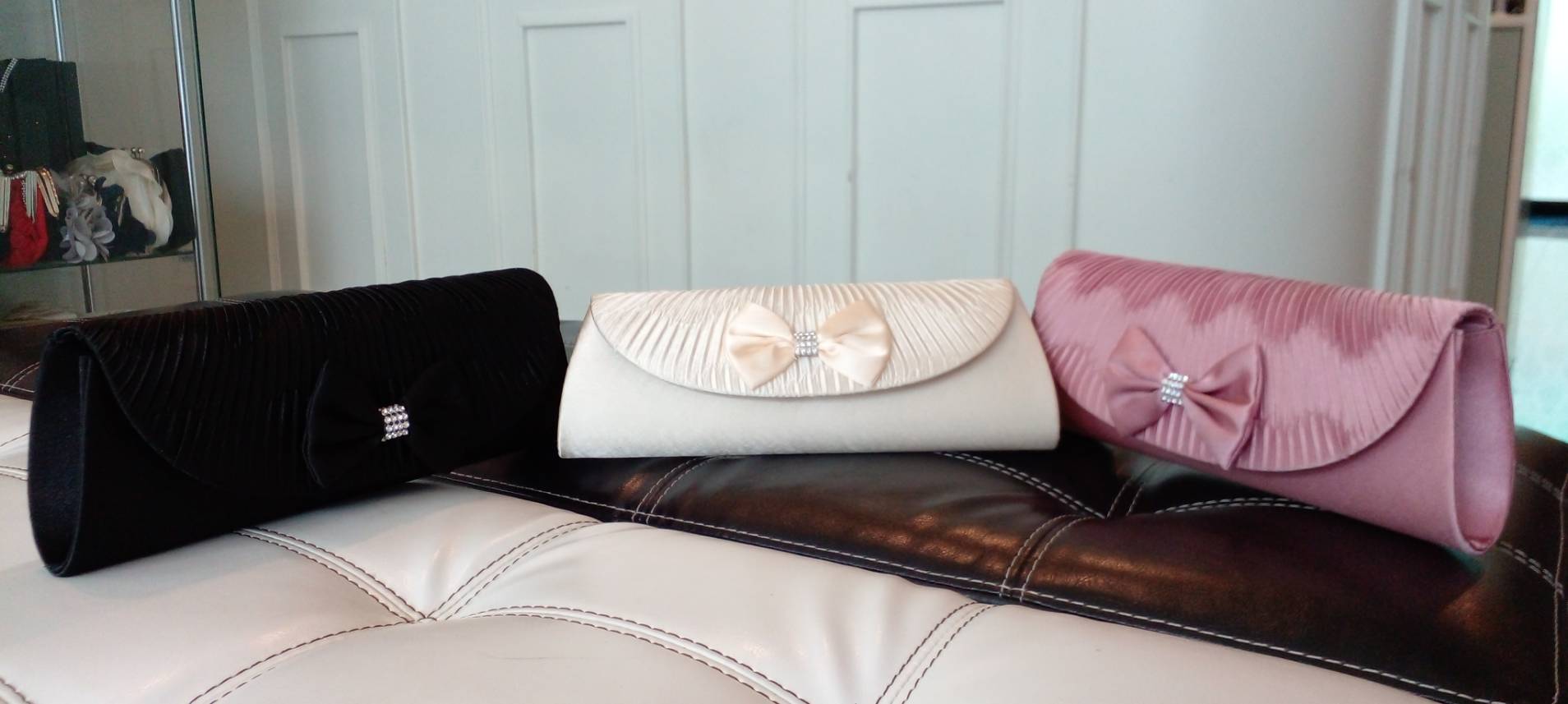 Sale พร้อมส่ง Evening Clutch กระเป๋าออกงาน ผ้าซาตินอัดพลีต แต่งโบว์ (เหลือสีชมพูนู้ดกับสีดำ)