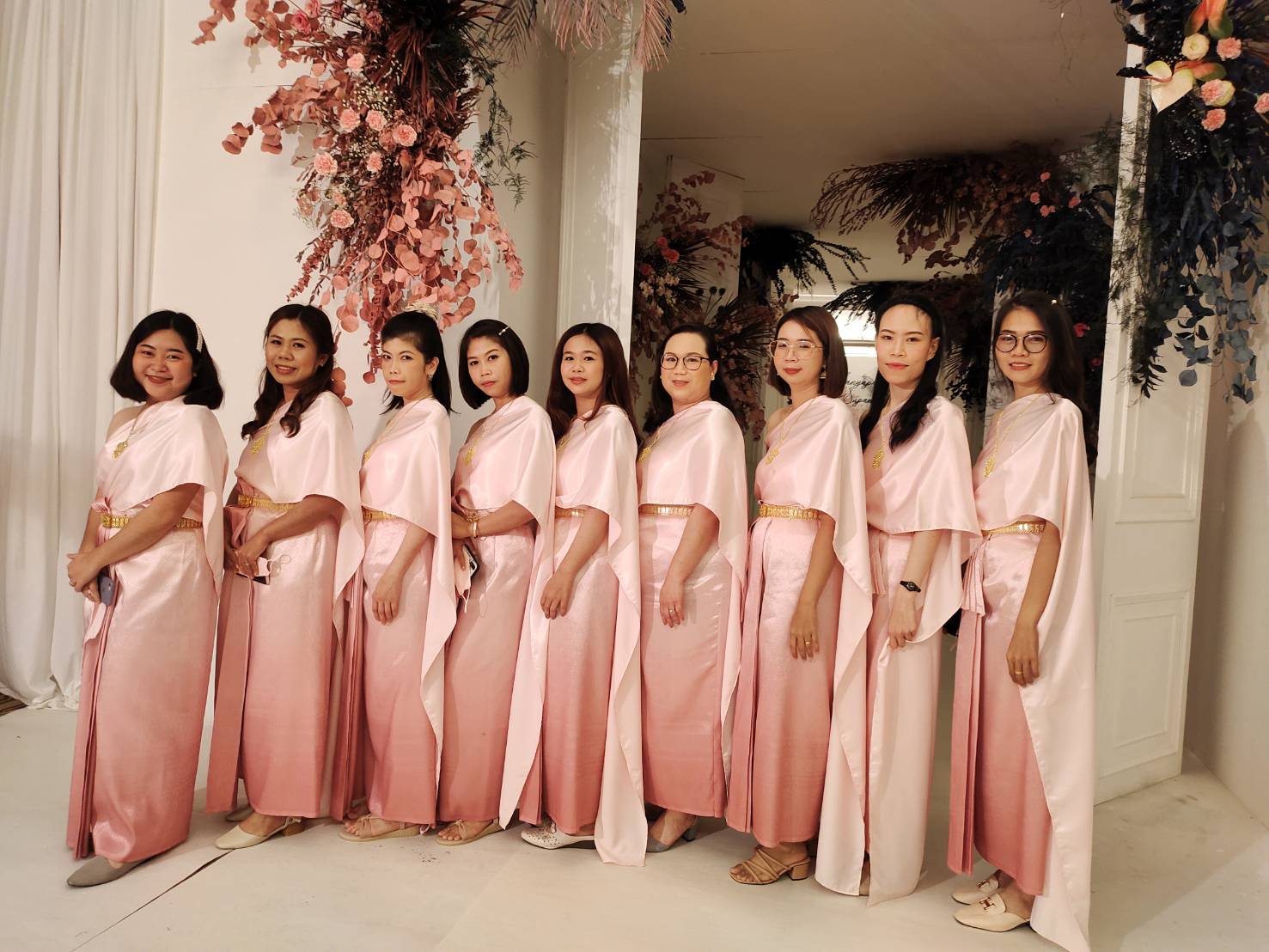 เช่า ชุดไทย ชุดเพื่อนเจ้าสาว ชุดไทยผ้าถุงสีชมพูไล่สี สไบเรียบ สีครีมงาช้าง