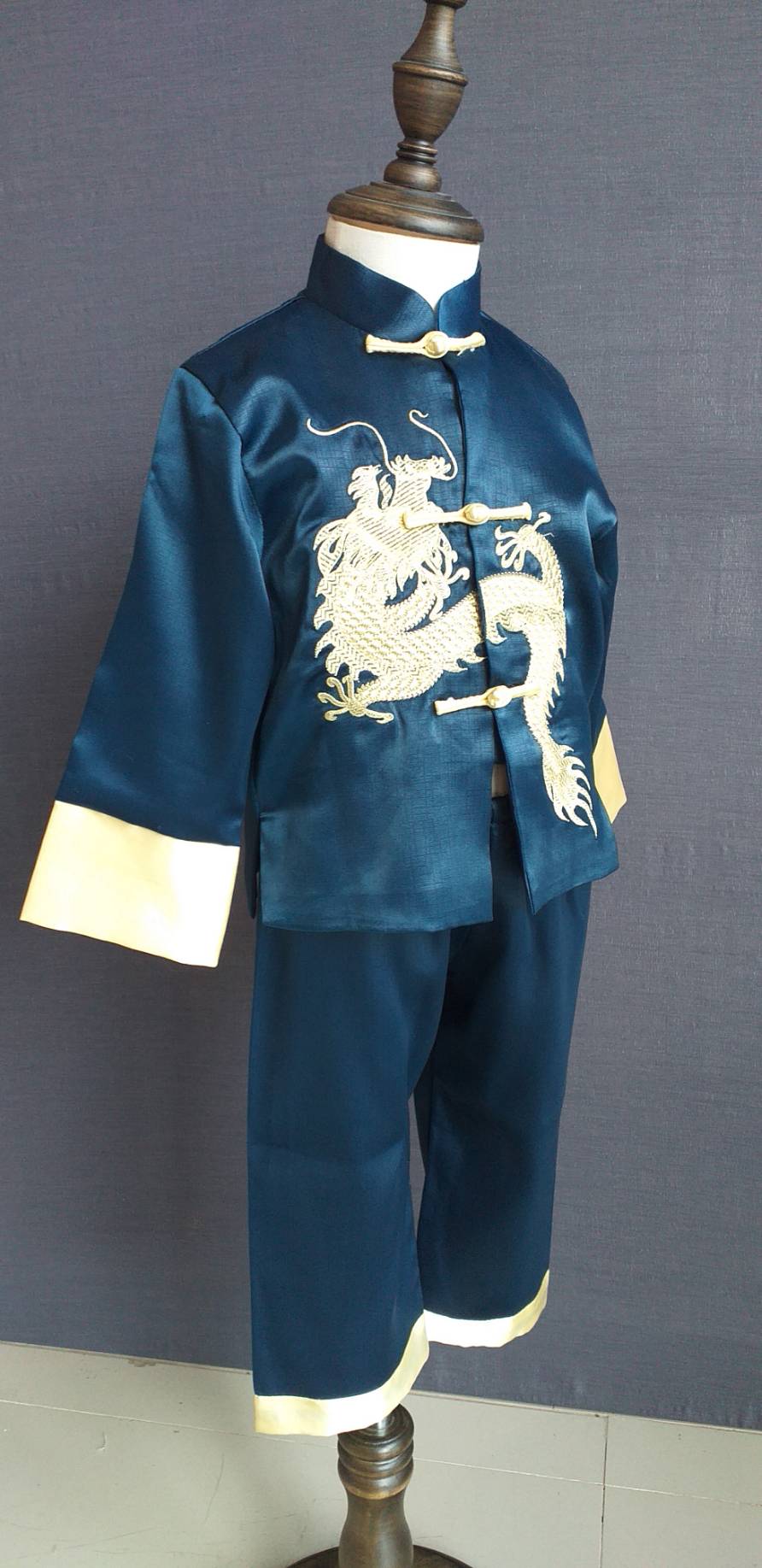 พร้อมเช่า ชุดจีนชายเด็ก เสื้อคอจีน ผ้าไหมจีน สีกรม ปักลายมังกร (เฉพาะ 1 ขวบ)