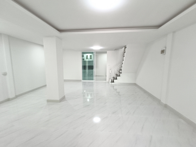 ขายทาวน์เฮ้าส์หมู่บ้านกรุงทอง สายไหม33 แบบ 3 ห้องนอน 2 ห้องน้ำ รีโรเวทใหม่ พร้อมเข้าอยู่ ฟรีโอน