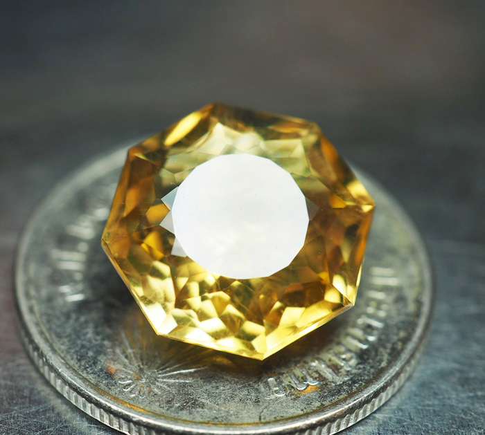 พลอยซิทรินสีเหลือง 4.96 กะรัตทรงแปดเหลี่ยม