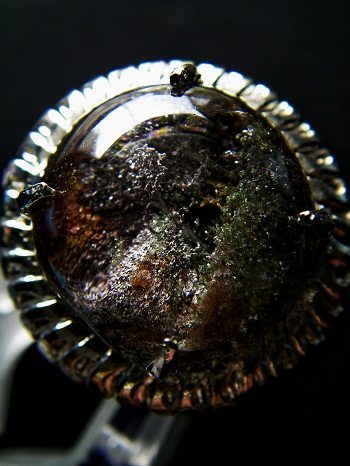 QU0036 แก้วปลวกวรรณสาม ประกอบพร้อมสามวรรณะ คือปวกเขียว ปวกทองและปวกแดง(ปวกครั่ง) เนื้อแก้วใสสวย ขนาด17.30x17.96x10.48 มม. น้ำหนัก 20.89 ct. ขนาดแหวน53