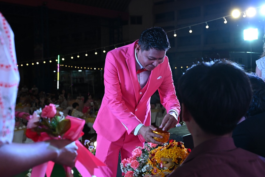 พร้อมเช่า ชุดสูทชาย สีชมพูบานเย็น ทรงเข้ารูป Slim-cut (พร้อมเสื้อกั๊ก)