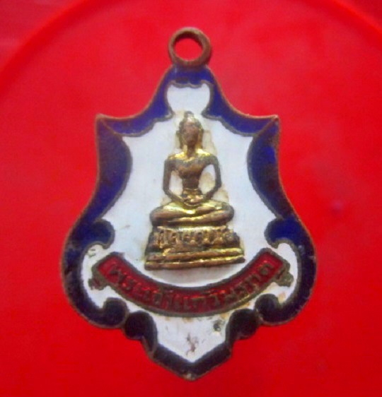 เหรียญกะหลั่ยทอง ลงยา ใหญ่ พระเจ้าแก้วมรกต วัดพระธาตุลำปางหลวง อ.เกาะคา จ.ลำปาง ปี2517
