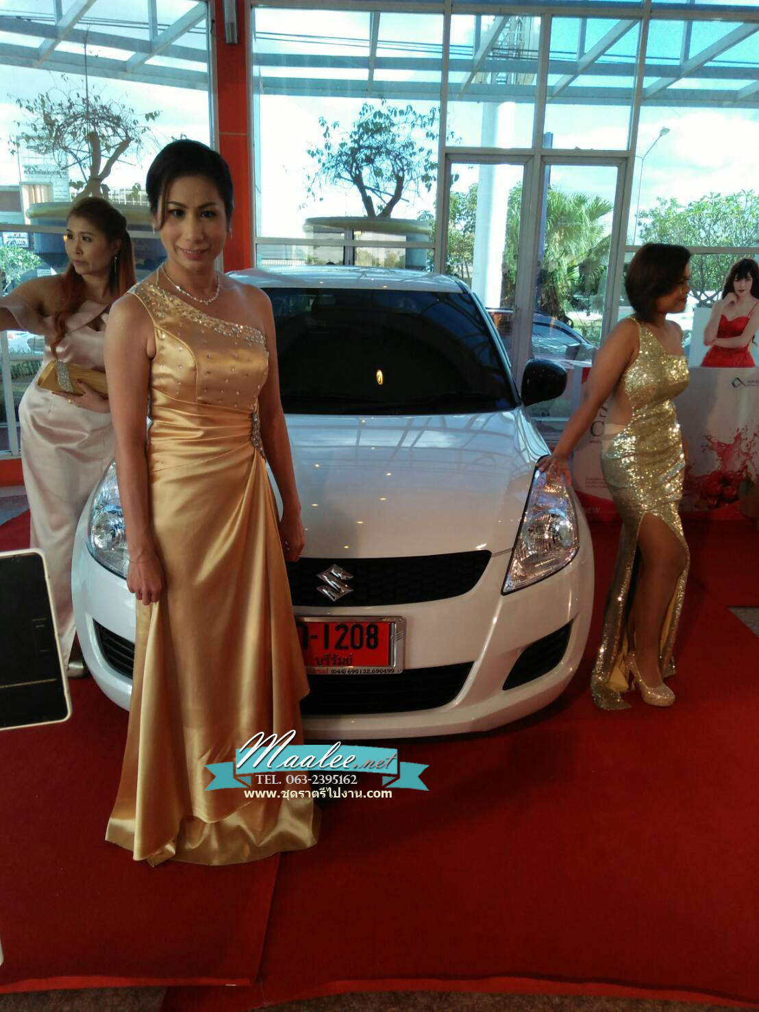 พร้อมเช่า ชุดราตรียาว ไหล่เฉียง สีทอง จับจีบที่เอว คอประดับลูกปัดคริสตัลสวยหรู