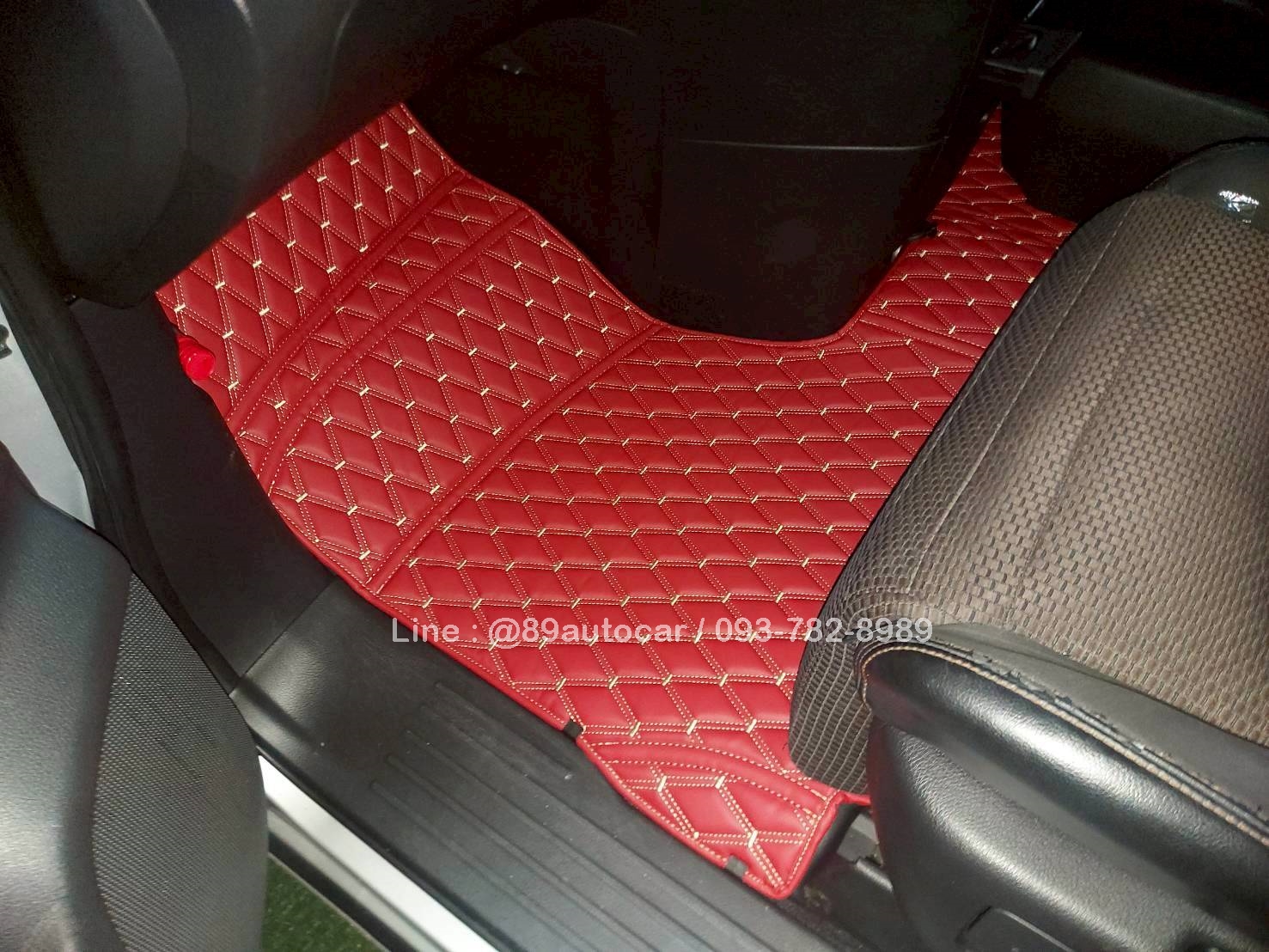 พรมรถยนต์ Nissan Elgrand 2012 ปูพรมVVIP สีแดงไวน์ด้ายทอง เต็มคัน