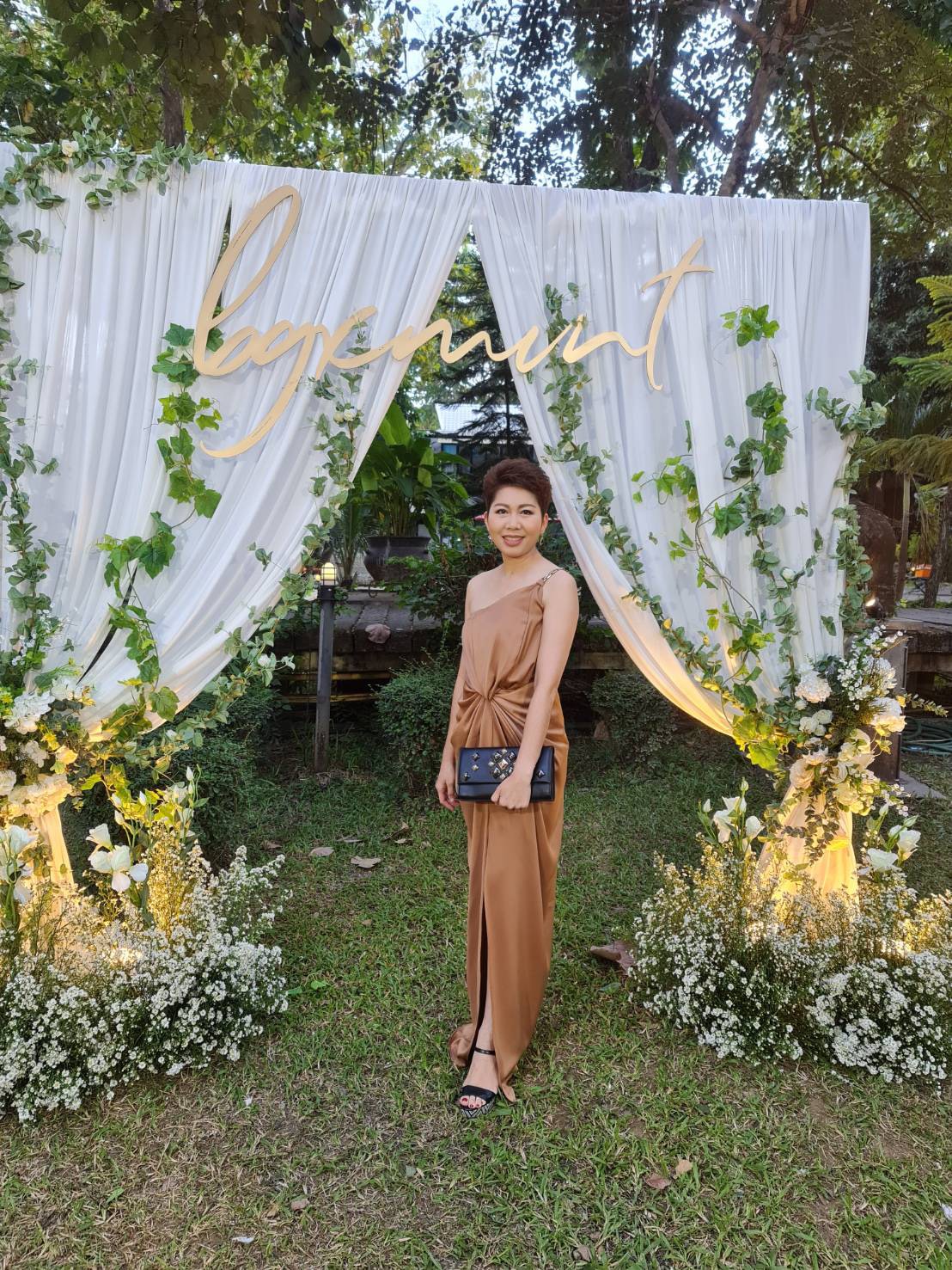 พร้อมเช่า ชุดราตรียาว ชุดเดรส ไหล่เฉียง จับเดรปหน้า สีส้มอิฐ สีน้ำตาล สีเบจ