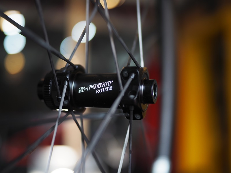 ชุดล้อเสือหมอบดิสเบรค Carbon S-Fight ROUTE ขอบ 45 mm. ขอบทรง U กว้าง 25 mm. ดุม CERAMIC แกน 12 mm. หน้าหลัง รองรับ 12 sp. UCI NEW2023