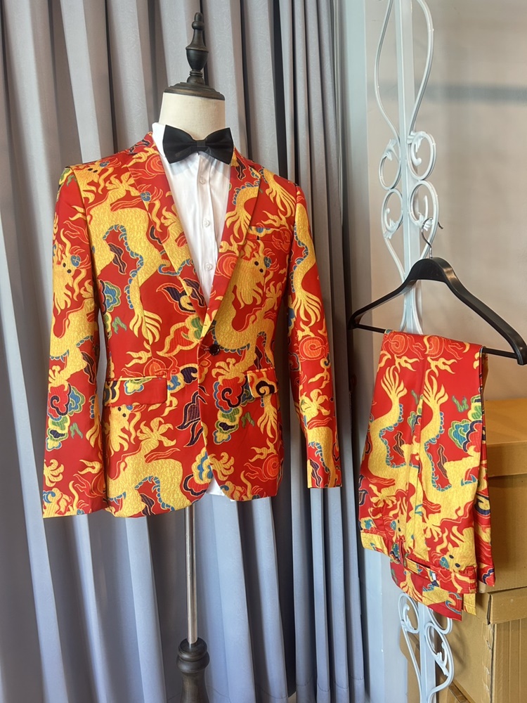 พร้อมเช่า ชุดสูทจีนชาย โทนสีส้มแดง ทอลายในเนื้อผ้า แบบหรูหรา สไตล์จีน