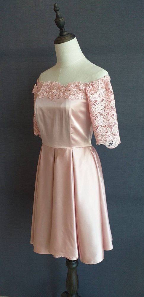 พร้อมเช่า ชุดราตรีสั้น สีโรสโกลด์ ปาดไหล่ แต่งลูกไม้