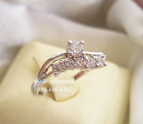 BR415RD+++แหวนน่ารักๆ ดีไซน์ลงตัวสวยงาม ระหว่างเพชรเม็ดเดียว กับ แหวนแถว เพชรสวยมากๆๆ ใส่ติดนิ้วได้เลย แถมใส่ได้สวยทุกนิ้ว