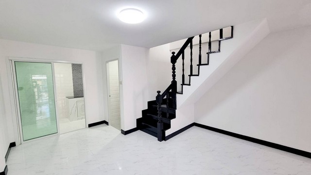 ขายทาวน์เฮ้าส์หมู่บ้านกรุงทอง 2 ชั้น 2 ห้องนอน 1 ห้องน้ำ รีโรเวทใหม่ พร้อมเข้าอยู่ ฟรีโอน