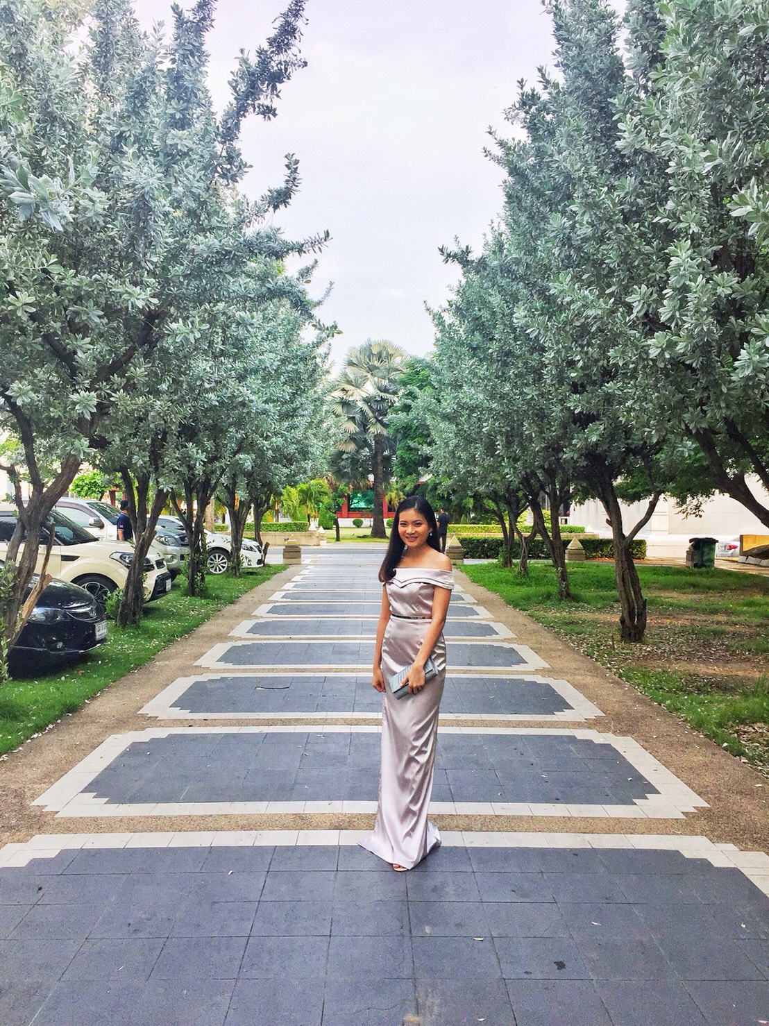 พร้อมเช่า ชุดเดรส ไหล่ปาดเว้าหัวใจ ผ่าข้าง ผ้าดัชเชส สีเทา