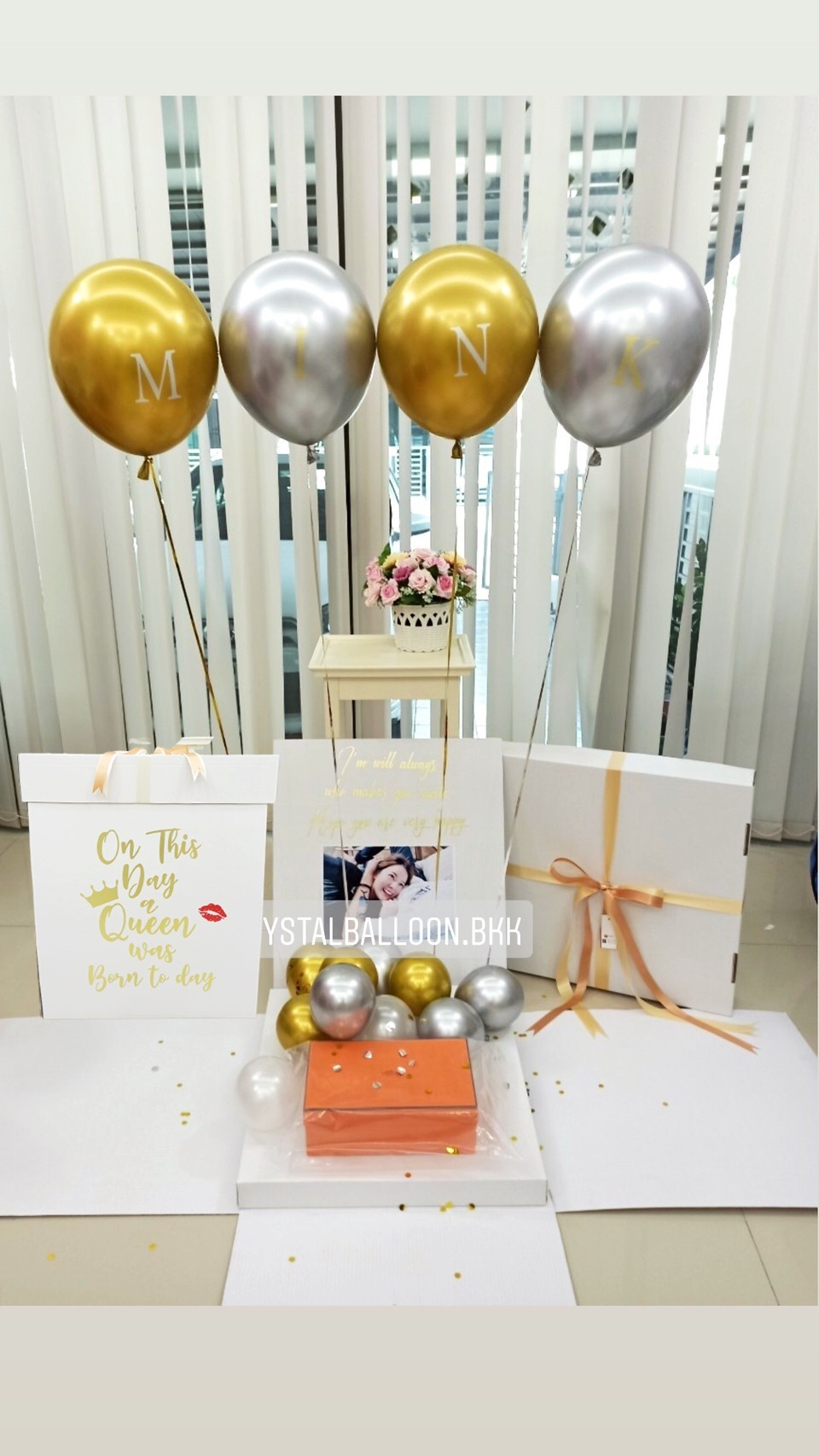 Surprise Box กล่องเซอร์ไพรส์วันเกิด โทนสีทอง-สีเงิน พร้อมตกแต่ง ช่อลูกโป่ง 1 ช่อ,สามารถใส่รูปได้ 2 ใบ สามารถเปลี่ยนสีลูกโป่ง/เปลี่ยนข้อความได้