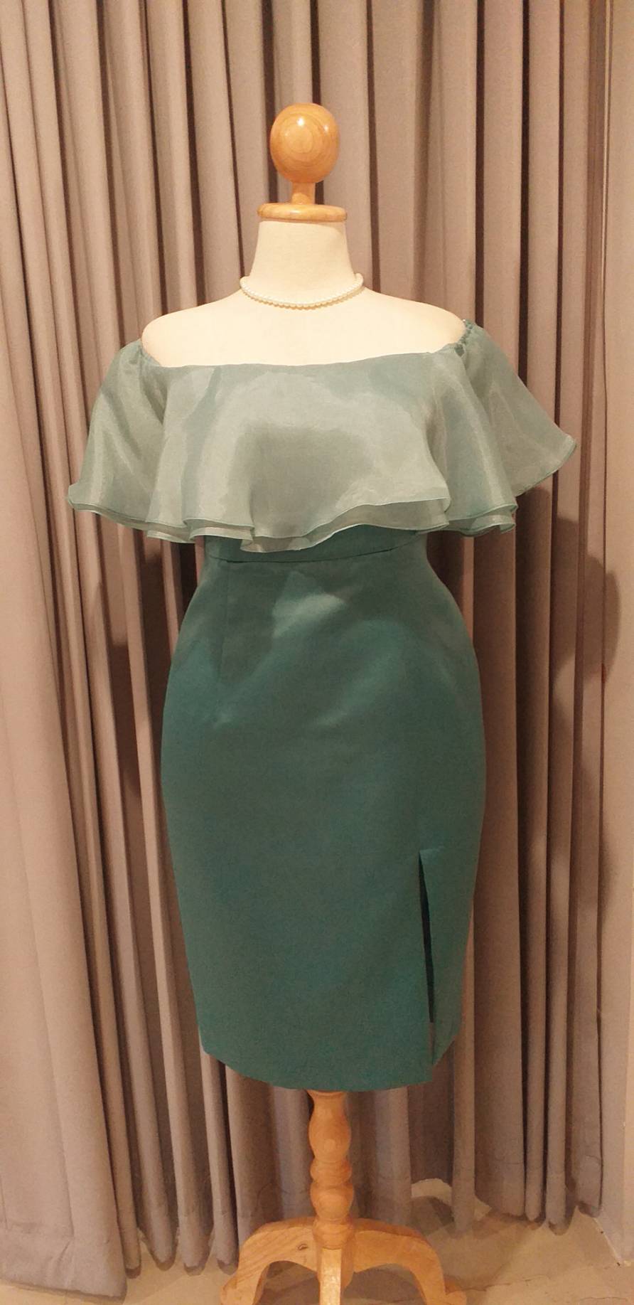 พร้อมเช่า ชุดราตรีสั้น สำหรับสาวอวบ ปาดไหล่ สีเขียว