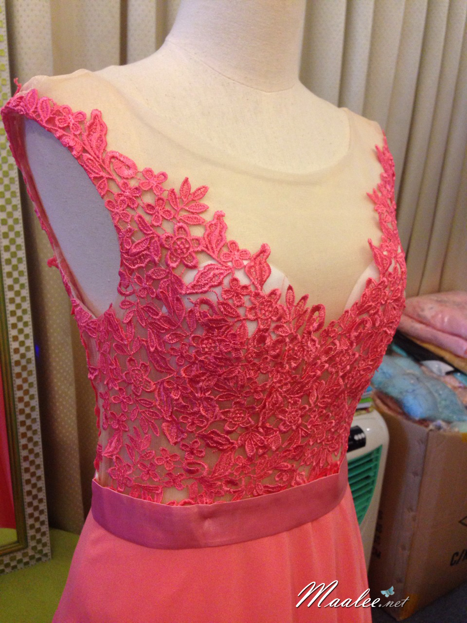 พร้อมเช่า ชุดราตรียาว แขนกุด เนื้อลูกไม้ ซีทรู แนวเซ็กซี่ กระโปรงชีฟอง สีโอโรส