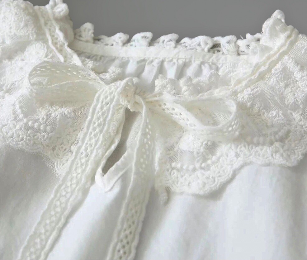 เสื้อผ้าฝ้ายลายปักลูกไม้แต่งคอระบาย