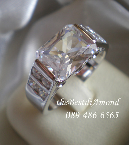 BR809RD+++แหวนชายแบบEmerald cut +++สุดหรูหรากับเหลี่ยมemerald cut พร้อมดีไซน์สุดเก๋ วางแนวนอน เพิ่มความโดดเด่นด้วยการยกสูงขึ้น พร้อมบ่าข้างประดับเพชร
