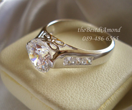 แหวนเพชรเม็ดเดี่ยวประมาณ 1 กะรัตกว่าๆ แบบแหวนชู สวยหรูมาก งานทองขาว 24 K หนา 5ไมครอน รหัส BR913RD