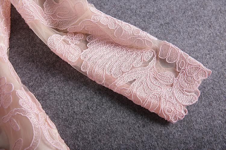 พร้อมเช่า ชุดเดรสสั้น/ชุดออกงาน สีชมพู เข้ารูปแขนยาว ตัดเย็บปราณีต ลูกไม้ทั้งชุด (ซิปหลัง)