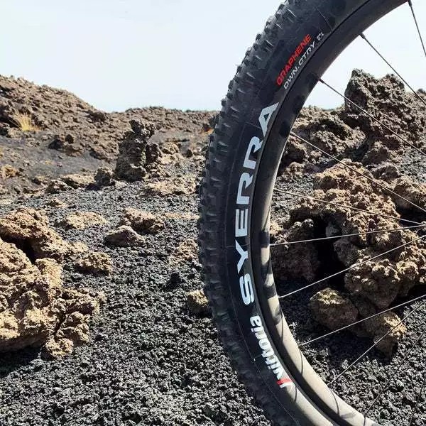 ยางนอกจักรยาน ยางเสือภูเขา VITTORIA SYERRA DOWN-COUNTRY 29x2.4 TLR (Tubeless Ready)