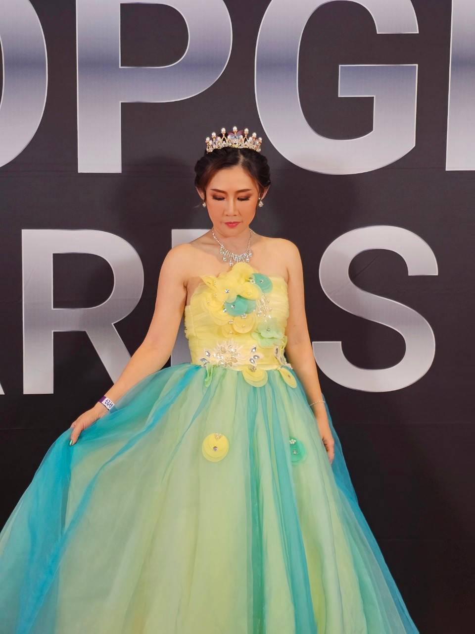 พร้อมเช่า ชุดแฟนซี ชุดราตรียาว เกาะอก แต่งดอกไม้ช่วงบน กระโปรงพองสวย