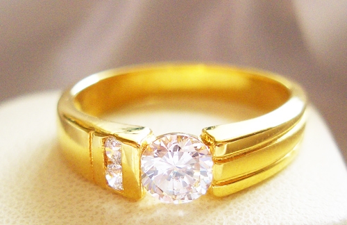 BR042+++แหวนเพชรเดี่ยวค่ะ เม็ดกลม เท่ห์ เรียบ ดูมี Style ล้อมด้วยเพชรเล็ก 2 เม็ดค่ะ ชุปทองแท้ 24 K