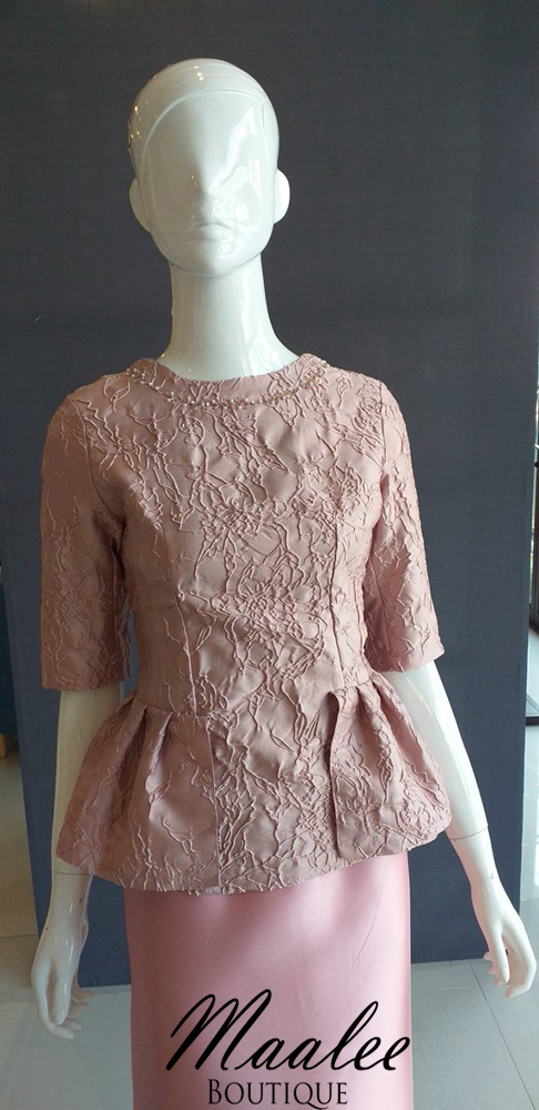 พร้อมเช่า ชุดไทยคุณแม่ เสื้อสีชมพู Nude ผ้าซิ่น แยกชิ้น เรียบหรู สีชมพู