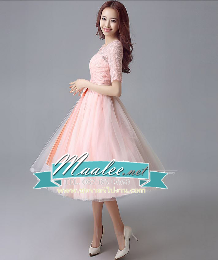 พร้อมเช่า ชุดราตรี แขนสามส่วน แต่งผ้าลูกไม้ลายกุหลาบ เอวคาดโบว์ กระโปรงผ้าตาข่ายนิ่ม สีชมพู