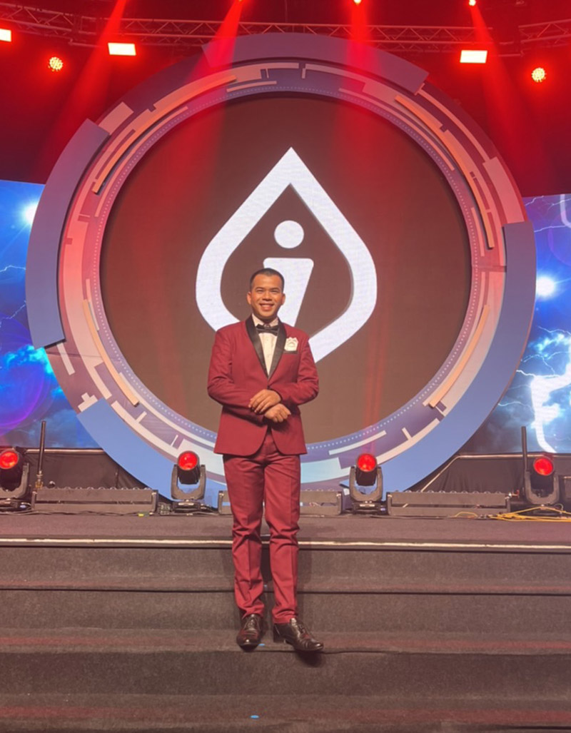 พร้อมเช่า ชุดสูททักซิโด้ สีเบอร์กันดี ปกกล้วย Tuxedo Suit with Shawl Collars (พร้อมเสื้อกั๊ก)