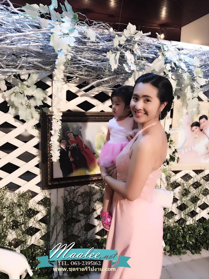 พร้อมส่ง ชุดราตรียาว คล้องคอ สีชมพู Nude pink แต่งลูกไม้ช่วงอก