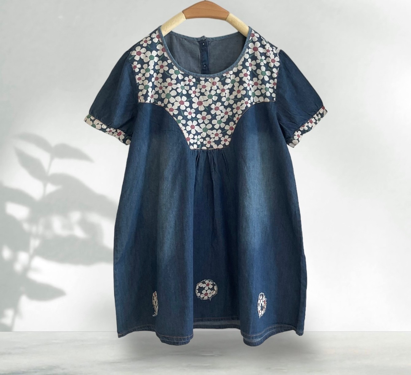 เสื้อยีนส์แต่งผ้าต่อลายดอกไม้