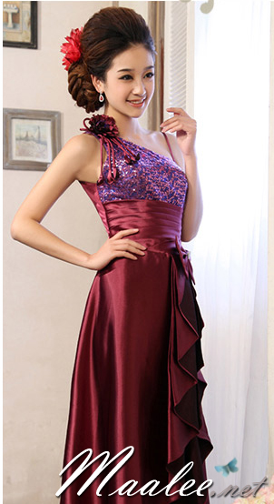 พร้อมเช่า ชุดราตรียาว ไหล่เฉียง สีม่วงแดง ปักเลื่อมไล่สี จับจีบแต่งโบว์ช่วงเอว ประดับดอกไม้สวยหวานบนไหล่