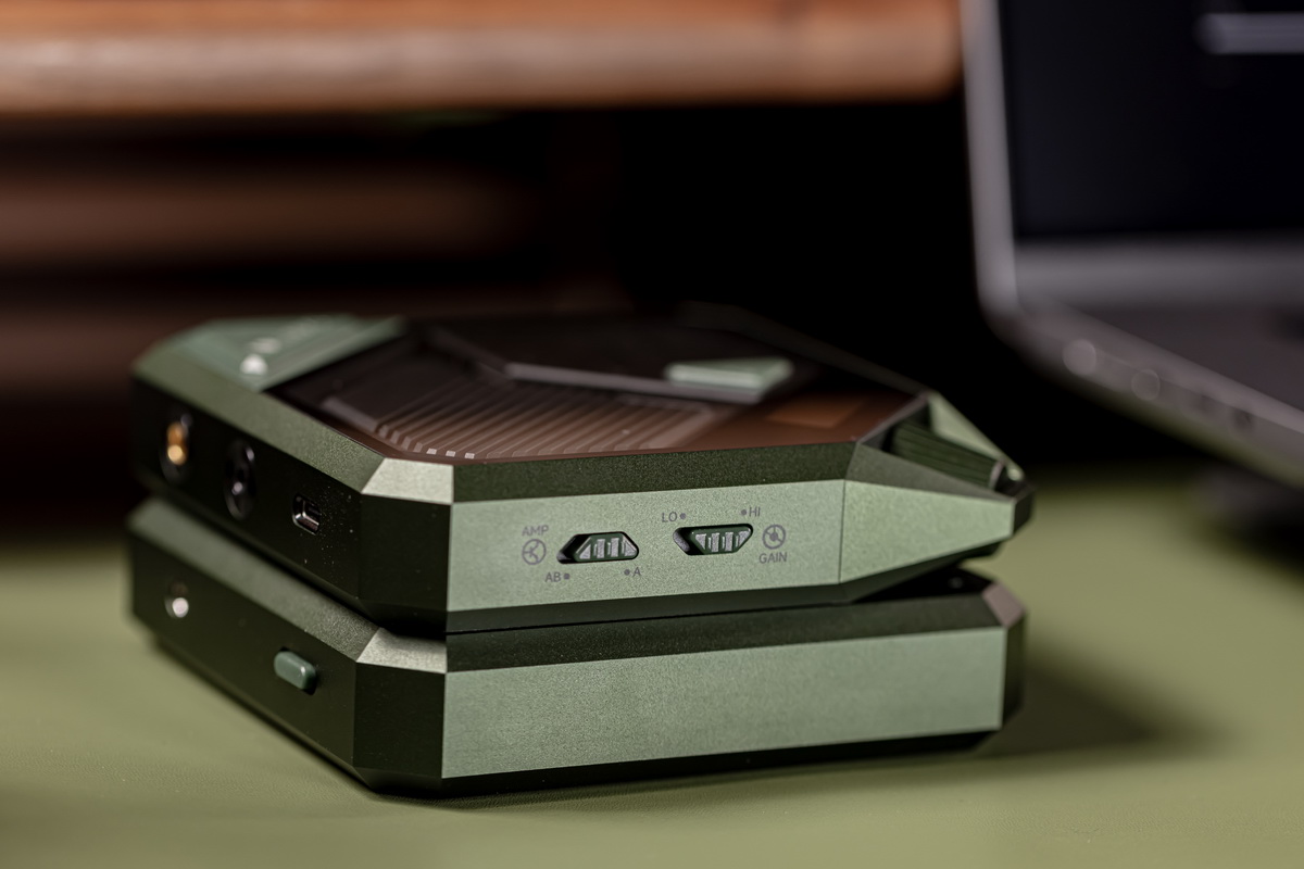 Hiby FD5 DAC/AMP ตั้งโต๊ะ Class A/AB ชิป AKM4493 x4 ในธีมไซเบอร์พังค์ รองรับ MQA ประกันศูนย์ไทย