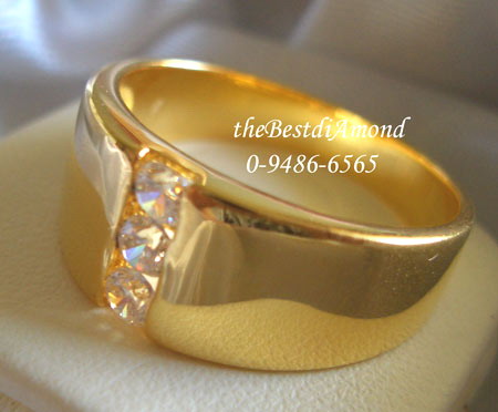 +++RL001+++แหวนทรงปลอกมีด ตรงกลางมีเพชรเรียงด้านยาว ทรงโมเดินส์มาก เรียบ หรู ดูดีมาก ตัวเรือนทองแวววาว .ใส่ติดนิ้วได้ตลอดเลยค่ะ