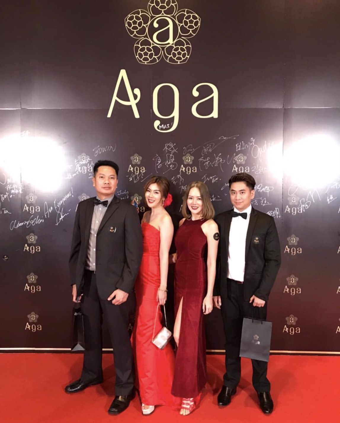 พร้อมเช่า ชุดเจ้าสาว/เพื่อนเจ้าสาว ราตรียาว แบบเกาะอก ทรงหางปลา สีแดง เรียบหรู แต่งผ้าแก้วช่วงอก กระโปรงผ้าซาติน ชายยาว (เชือกผูกหลัง)