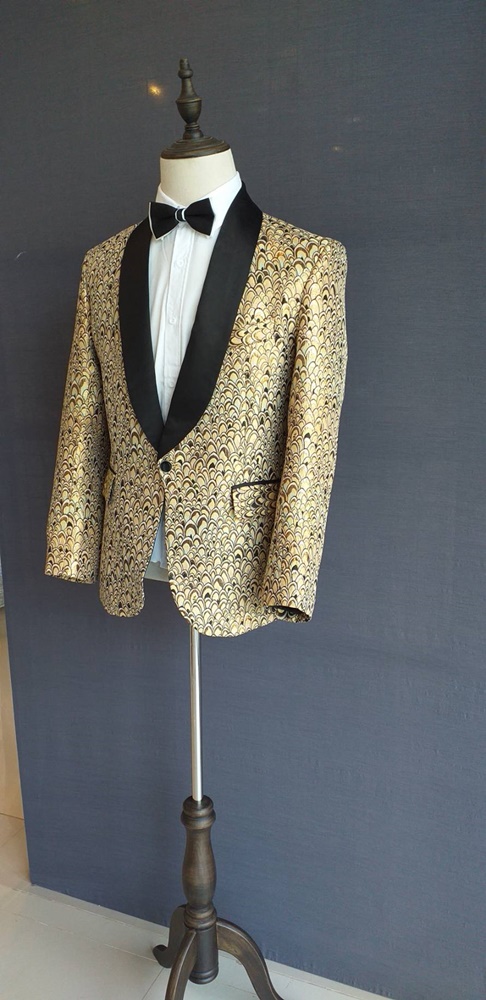 พร้อมเช่า ชุดสูท เสื้อสูทชาย สีทอง ปกทักซิโด้ ทอลาย3มิติ กับกางเกงสีดำ