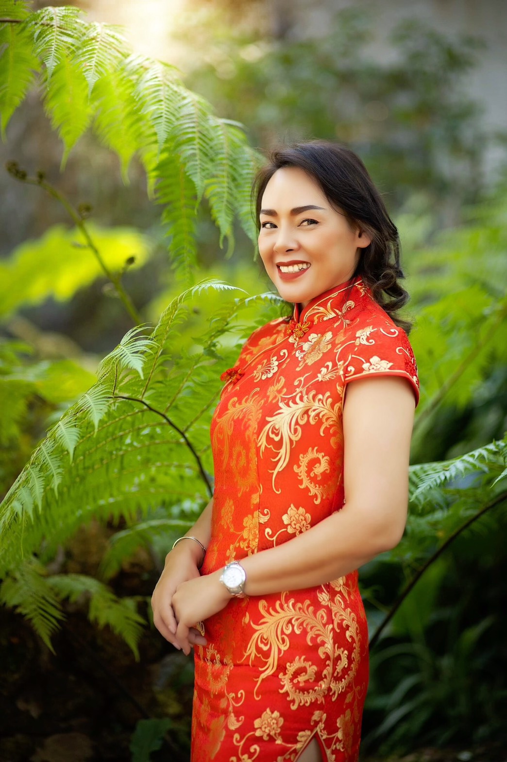 พร้อมส่ง กี่เพ้า สีแดง ผ้าไหมจีน ทอลายดอกไม้ สีทอง กุ๊นขอบ ตัดเย็บอย่างดี (2XL)