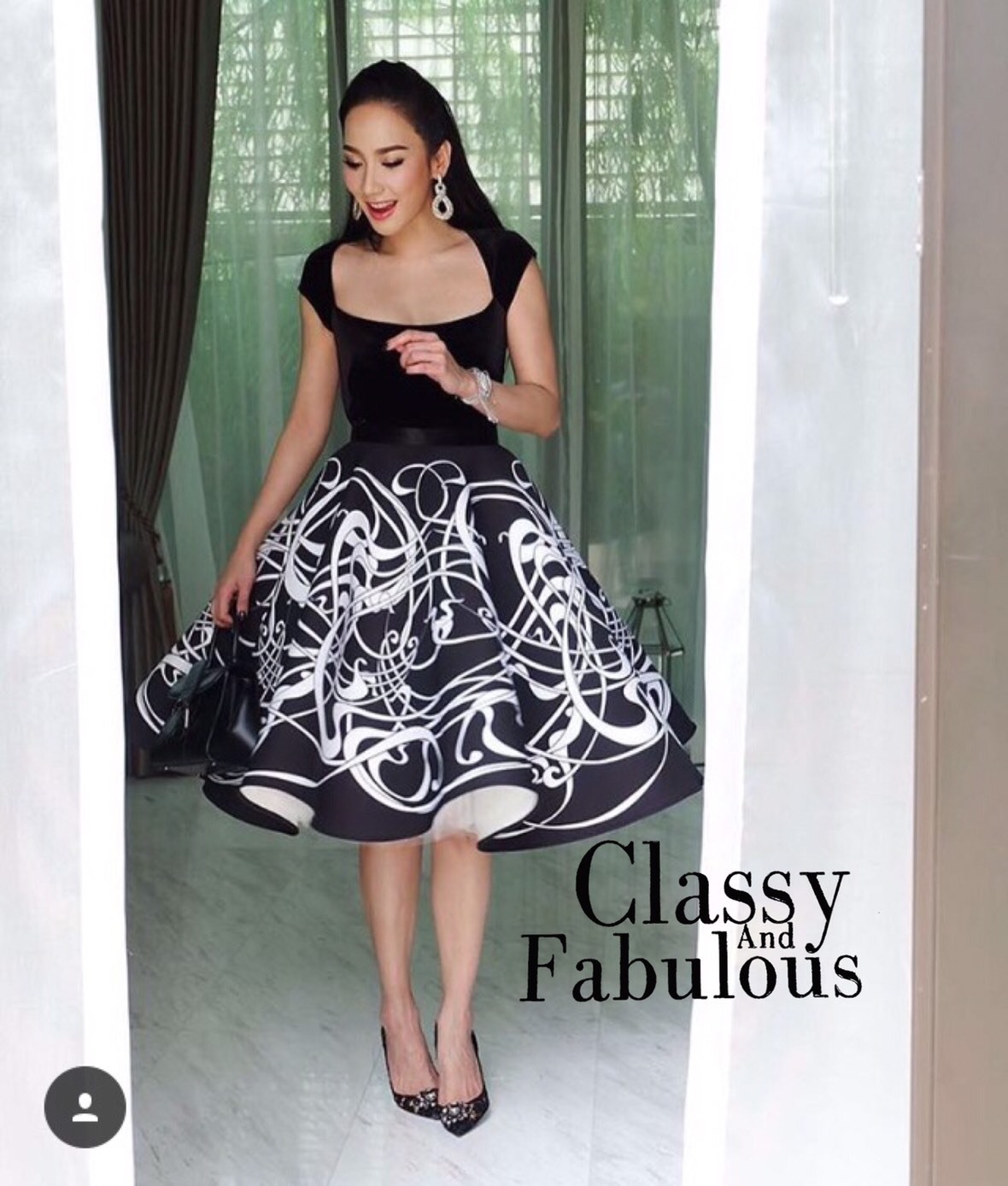 พร้อมเช่า Set ชุดออกงาน Body Suit กำมะหยี่ สีดำ คู่กับกระโปรงพิมพ์ลาย ทรงวินเทจ