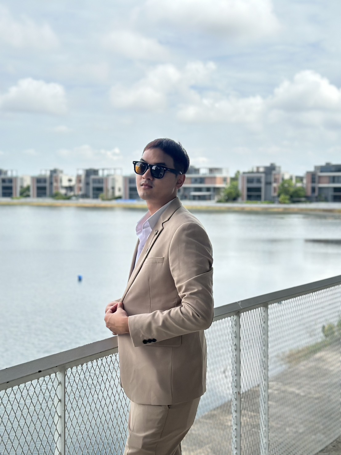 พร้อมเช่า สูทชาย สีกากี สไตล์เกาหลี พร้อมเสื้อกั๊ก