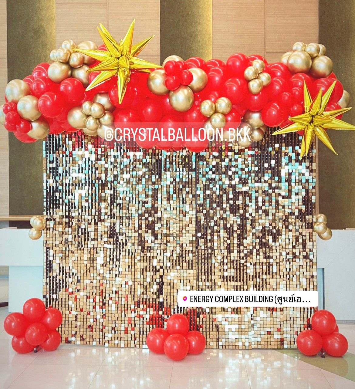Organic Backdrop เปิดงาน ฉากวิบวับ ขนาด 2.4x2.4 Theme แดง-ทอง พร้อมตกแต่ง สามารถเปลี่ยนสีลูกโป่ง/เปลี่ยนฟอยล์ตกแต่งได้
