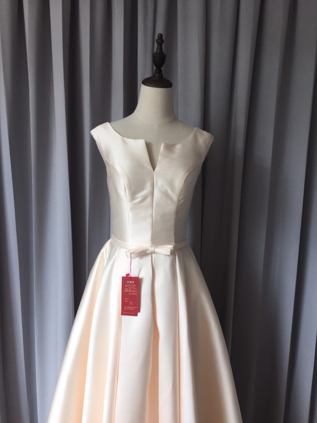 พร้อมส่ง ชุดราตรียาว แบบแขนกุด ผ้าซาตินเรียบหรู แต่งโบว์2ชั้น ช่วงเอว สีครีม Champagne (เชือกผูกหลัง)