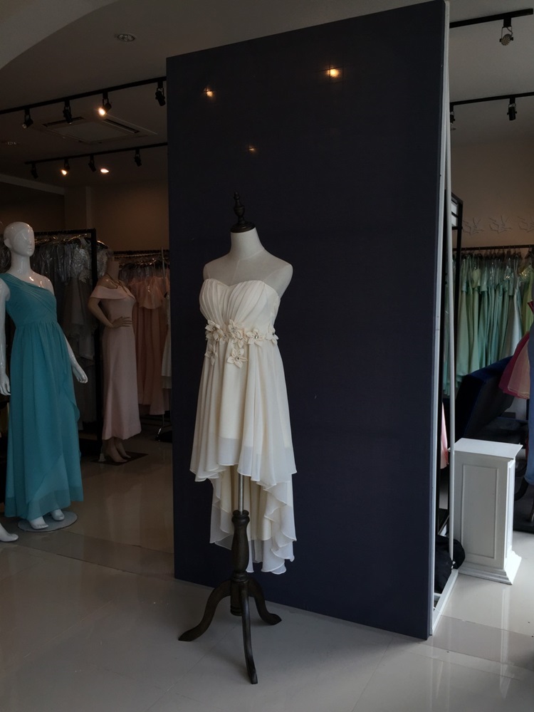 พร้อมเช่า ชุดราตรีสั้น เกาะอก หน้าสั้นหลังยาว แต่งดอกเพิ่มคริสตัล สีครีม