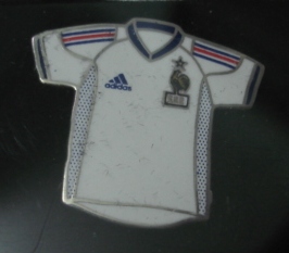 เข็มกลัด ฟุตบอล ทีมชาติฝรั่งเศส - AWAY KIT ฟุตบอลโลก 2002 ใหม่ / FRANCE Football Club Pin - AWAY KIT WORLD CUP 2002 NEW