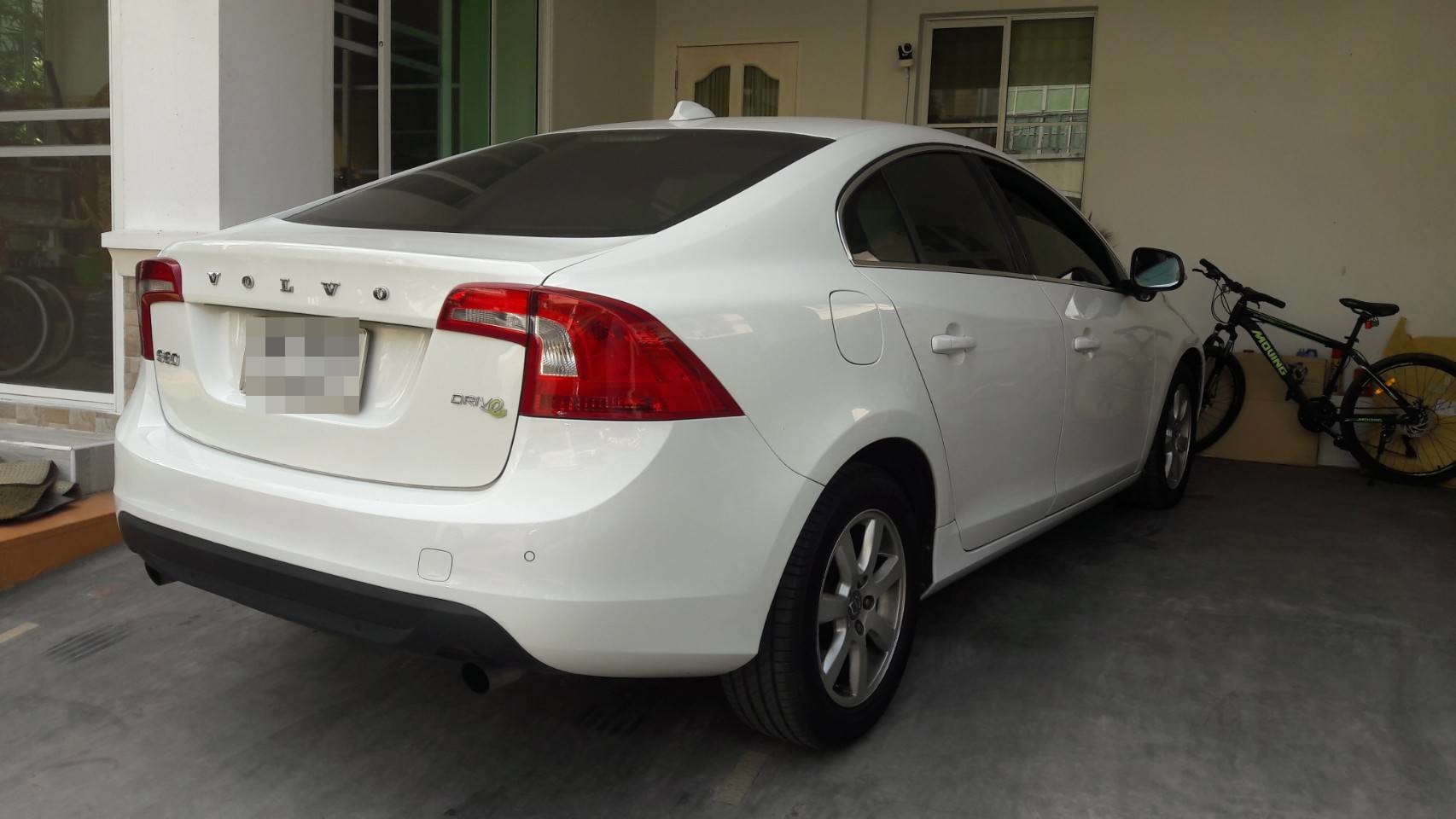 สั่งตัดพรมรถยนต์ Volvo S60 2012 ปูพรม7D สีน้ำตาลเข้มด้ายทอง + ไวนิลสีน้ำตาล