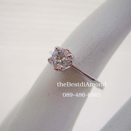 BR971RD+++แหวนเพชร CZ แบบชู เม็ดเดี่ยว+++แบบยอดนิยม คลาสสิค ไม่ล้าสมัย ฝังแบบหนามเตย วงนี้เพชรcz กลมขนาด 40 ตัง (4 มม กว่าๆ)เพชรเล่นแสงดีค่ะ