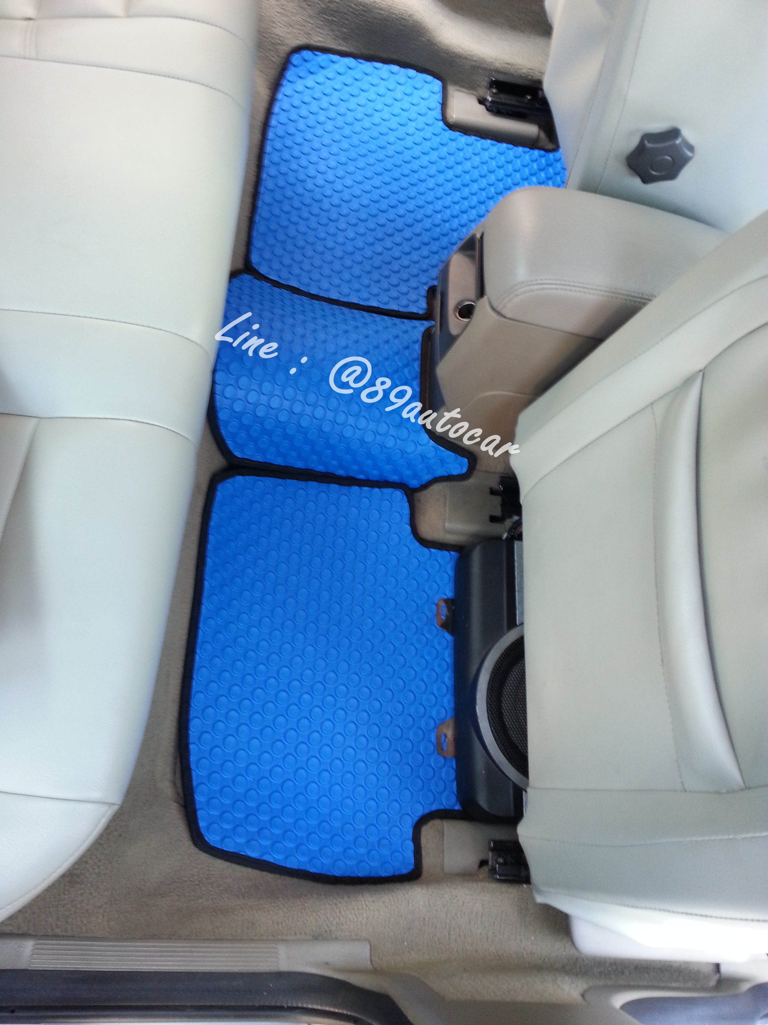 พรมกระดุมรถยนต์ Volvo S70 กระดุมสีฟ้าขอบดำ