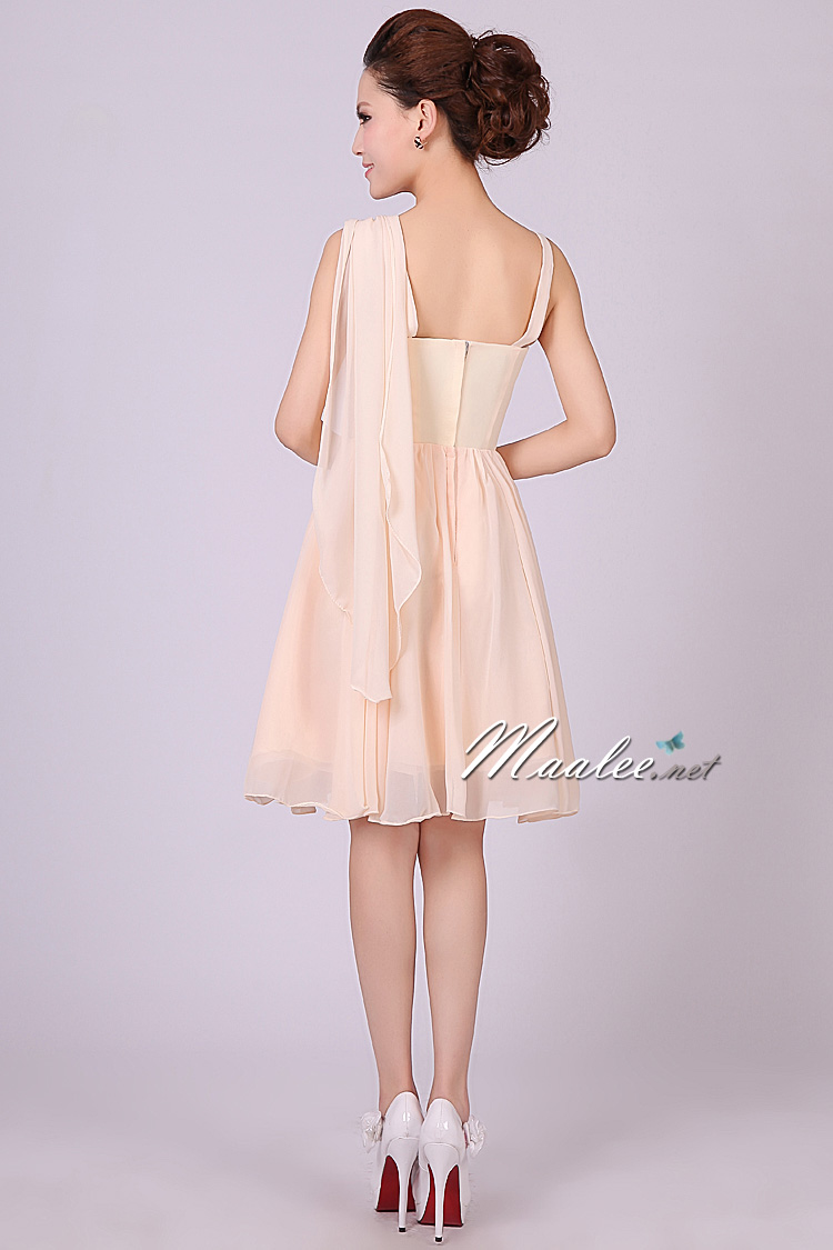 พร้อมส่ง ชุดราตรีสั้น เกาะอก ไหล่เดียว สีครีมไข่ คาดผ้าจับเดรป ทิ้งชายด้านหลัง