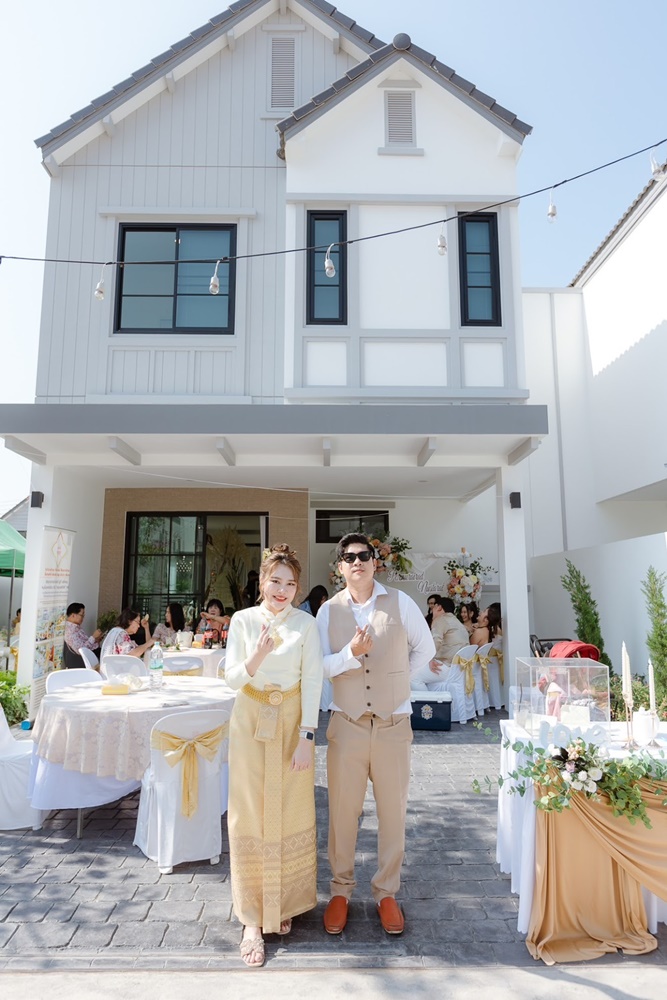 พร้อมเช่า ชุดแต่งงานไทยประยุกต์ สีทอง แขนยาว